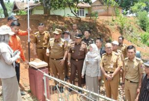 Pj. Bupati Lampura Tinjau langsung Pengukuran Lahan Pemda untuk Percepatan Sertifikasi Aset Daerah