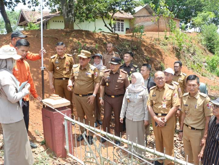 Pj. Bupati Lampura Tinjau langsung Pengukuran Lahan Pemda untuk Percepatan Sertifikasi Aset Daerah