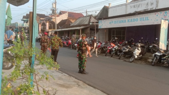 Ciptakan Rasa Aman, Babinsa dan Polsek Simo Kompak Patroli Bersama