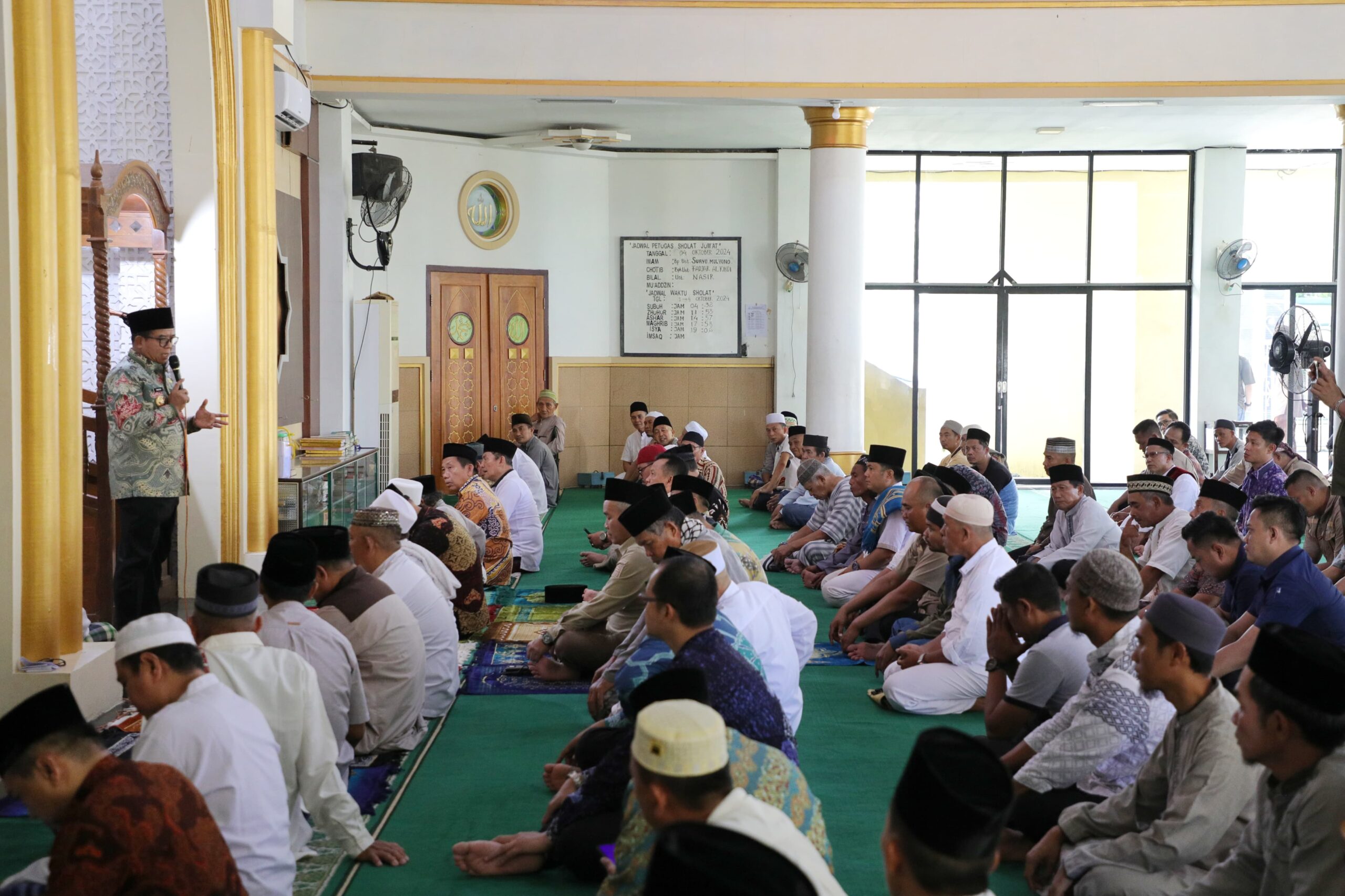 Pj. Gubernur Samsudin Salat Jumat Bersama Masyarakat di Masjid Al Islah Kabupaten Tanggamus