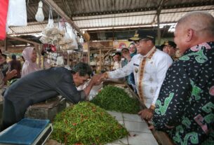 Pj. Gubernur Samsudin Tinjau Harga Bahan Kebutuhan Pokok dan Berdialog dengan Pedagang, di Pasar Gadingrejo Pringsewu