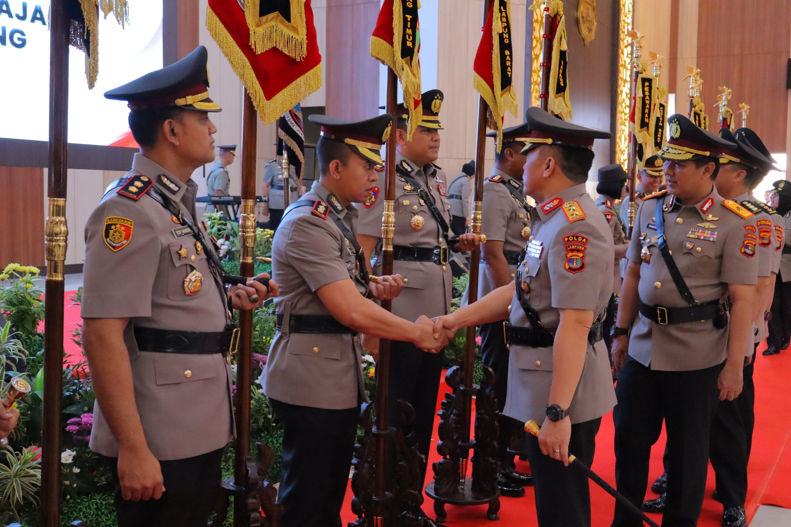 Hari Jadi Polda Lampung, Kapolres Terima Tunggul Lambang Kesatuan Polres Lampung Utara