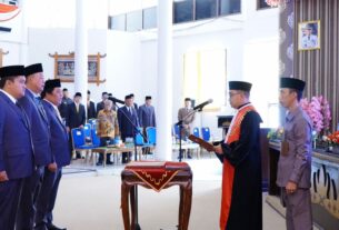 Way Kanan, (LV)- Ketua pengadilan Negeri Blambangan Umpu Arista Budi Cahyawan,S.H.,M.H. mengambil Sumpah /Janji Pimpinan Dewan PerwakilaN Rakyat Daerah Kabupaten Way Kanan masa jabatan 2024-2029, berlangsung di Ruang Rapat Paripurna setempat, rabu (16/10/2024). Pelantikan dilaksanakan berdasarkan surat Keputusan Gubernur Lampung Nomor : G/652/B.01/HK/ tertanggal 10 Oktober 2024 tentang peresmian pengangkatan pimpinan DPRD Kabupaten Way Kanan masa bakti 2024-2029. Ada 3 (tiga) Pimpinan DPRD yang diambil sumpah jabatan, yaitu Ketua DPRD Rial Kalbadi dari Partai Demokrat, Wakil Ketua l Adinata dari Partai Gerindra dan Wakil Ketua ll Bambang Irawan dari partai Golongan Karya. Dalam sambutannya ketua DPRD terpilih Rial Kalbadi menyampaikan dengan telah adanya pengucapan sumpah janji pimpinan DPRD periode Tahun 2024-2029 Dirinya atas nama pimpinan mengucapkan terimakasih atas kepercayaan lembaga kepada dirinya untuk memimpin lembaga legislatif ini periode jabatan 2024-2029. "Masukan saran, dan dukungan dari segenap anggota DPRD Way Kanan sangat diharapkan karena kepemimpinan di DPRD bersifat kolektif kolegial, karena tanpa masukan dan saran dari seluruh anggota dewan, maka pimpinan dewan tidak dapat melaksanakan tugas secara maksimal." Kata Rial Kalbadi. Disisi lain kita juga tidak menutup.mata terhadap berbagai penilaian masyarakat bahwa citra dan kinerja dewan belum sesuai harapan, namun apapun pemikiran masyarakat itu adalah masukan yang sangat berharga untuk anggota DPRD periode 2024-2029, sehingga citra DPRD semakin baik dimata masyarakat. "Tugas anggota DPR kedepan akan sangat berat karena adanya arus globalisasi dsn demokratisasi, karenanya setiap anggota DPRD dituntut untuk menguasai aspek teknis pengambilan keputusan, serta menguasai substansi permasalahan yang muncul di masyarakat." Tegas Ketua DPRD yang Baru. Sementara itu Bupati Way Kanan Raden Adipati Surya mengucapkan selamat atas Dilantiknya Unsur Pimpinan DPRD Way Kanan periode 2024-2029. Pimpinan DPRD menurut Adipati memiliki peran yang sangat strategis dalam menjalankan roda pemerintahan. "DPRD adalah mitra kerja pemerintah daerah dalam mewujudkan visi dan misi pembangunan daerah." Kata Adipati. Oleh karena itu, Bupati berharap pimpinan DPRD yang baru dapat menjalankan tugasnya dengan baik, amanah, dan penuh tanggung jawab. Saya juga mengajak seluruh anggota DPRD untuk bersinergi dengan pemerintah daerah dalam membangun Kabupaten Way Kanan yang lebih baik. "Mari kita bekerja sama dengan semangat gotong royong untuk mewujudkan kesejahteraan masyarakat." Pungkas Bupati Way Kanan.(Fik)