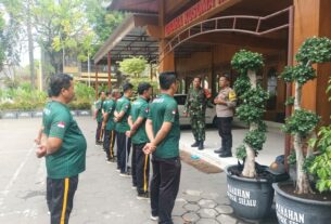 Kolaborasi Babinsa Dan Bhabinkamtibmas Kelurahan Manahan Berikan Arahan Dan Latihan PBB Kepada Linmas