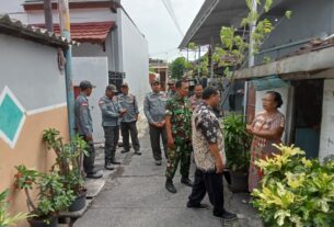 Kompak..!!Babinsa, Bhabinkamtibmas Dan Lurah Purwodiningratan Patroli Sambangi Warga