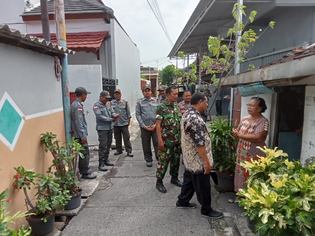 Kompak..!!Babinsa, Bhabinkamtibmas Dan Lurah Purwodiningratan Patroli Sambangi Warga