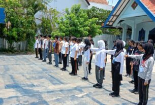Melalui Latihan PBB, Babinsa Kelurahan Gilingan Tanamkan Karakter Dan Kedisiplin di SMA N 2 Surakarta