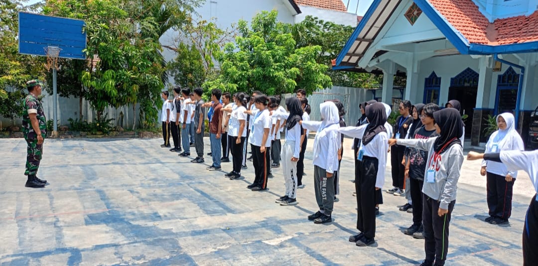 Melalui Latihan PBB, Babinsa Kelurahan Gilingan Tanamkan Karakter Dan Kedisiplin di SMA N 2 Surakarta
