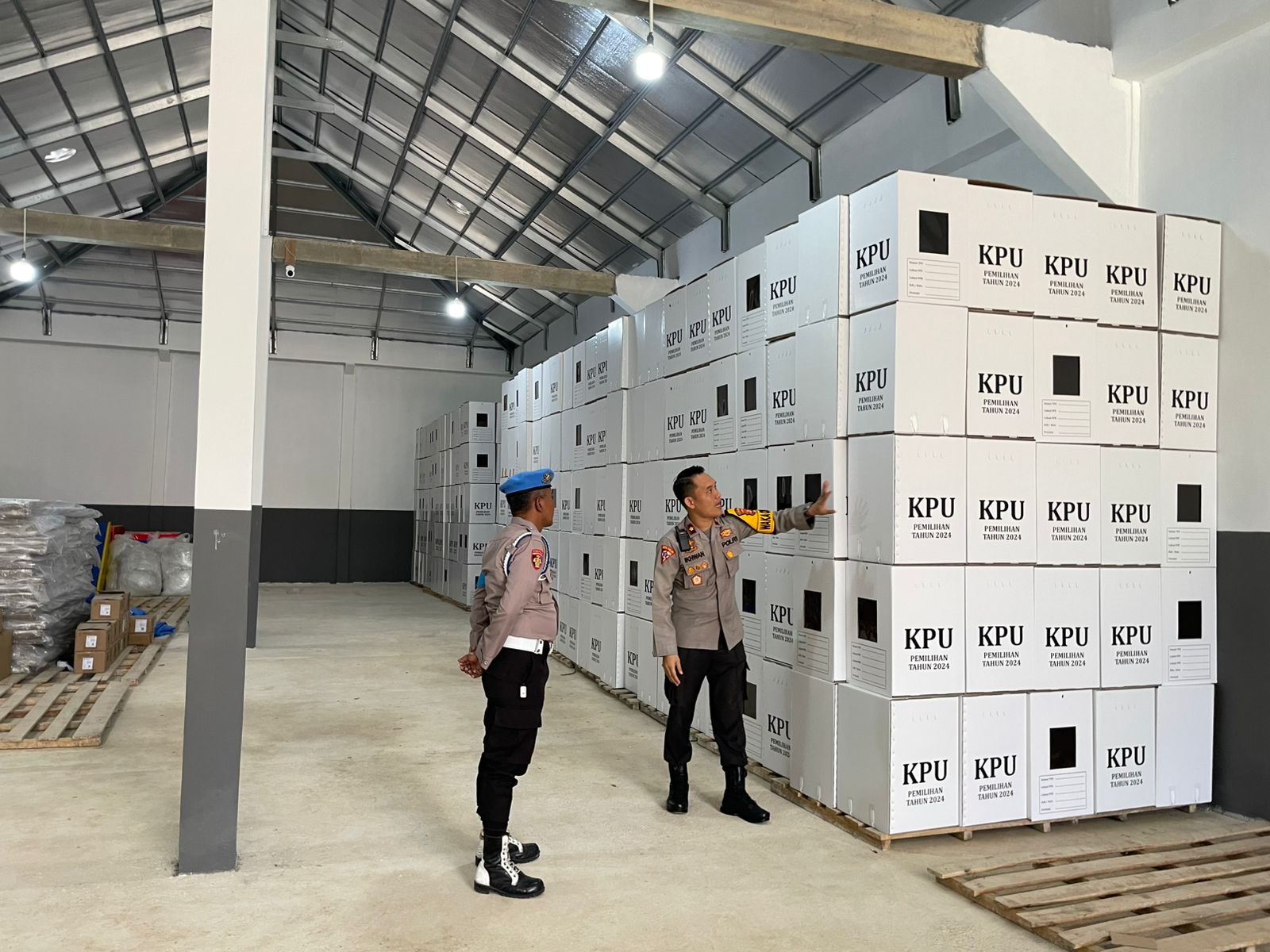 Pastikan Keamanan, Wakapolres Tulang Bawang Barat Cek Gudang Logistik KPU