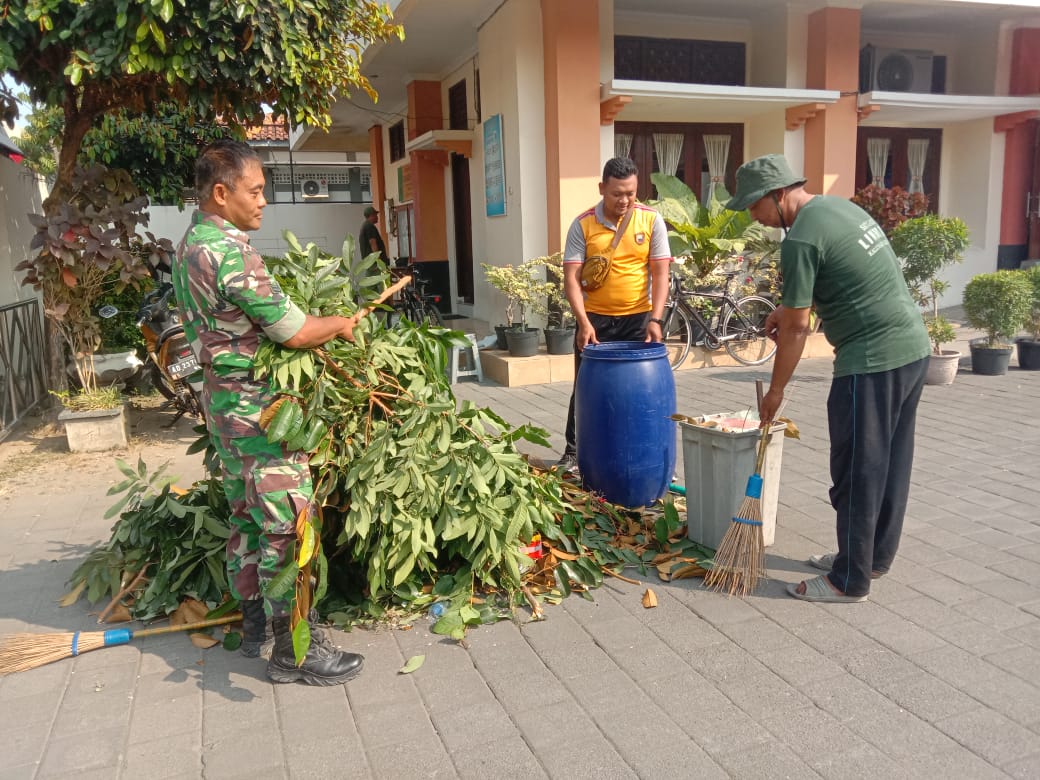 Patut Dicontoh..!! Ternyata Begini Cara Babinsa Kratonan Dalam Menjaga Kebersihan Dan Kerapian Lingkungan