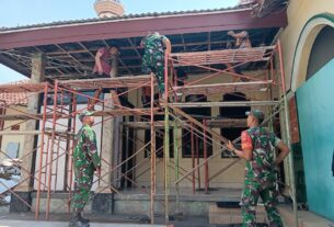 Semangat, Babinsa Karangmalang Bantu Pembangunan Masjid
