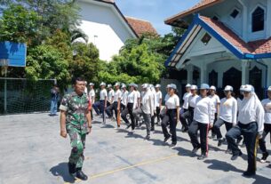 Tanamkan Kedisiplinan Dan Pupuk Kebersamaan, Babinsa Kelurahan Gilingan Latihkan PBB di SMA N 2 Surakarta