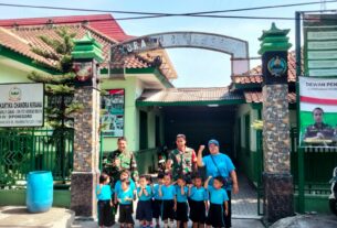 Terima Kunjungan Anak-anak Paud, Koramil 01/Laweyan Kenalkan Tugas Pokok TNI