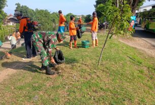Tumbuhkan Kesadaran Masyarakat Pentingnya Kebersihan, Babinsa Gilingan Terjun Kelapangan Berikan Contoh