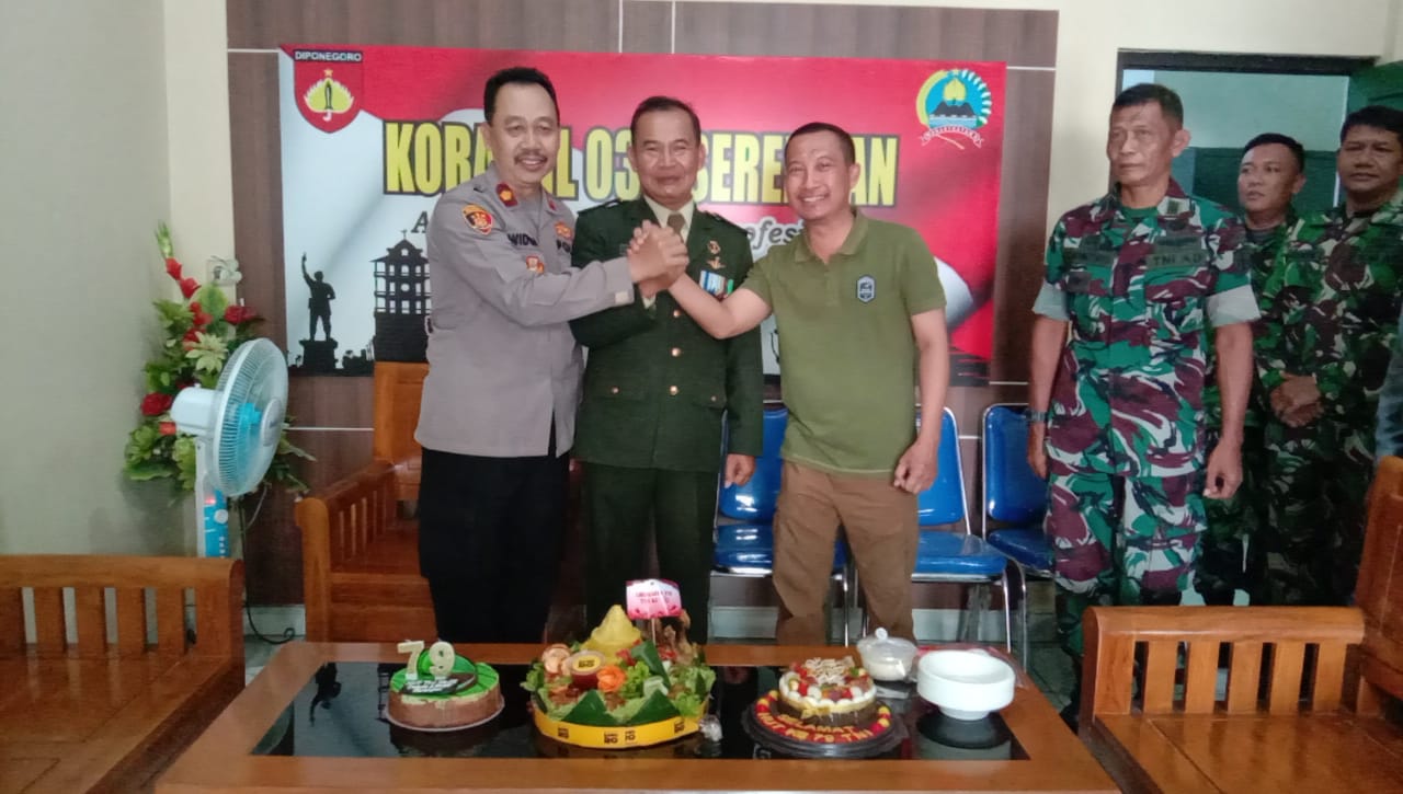 Ucapkan Selamat HUT Ke - 79 TNI Kapolsek dan Camat Serengan Datangi Koramil 03/Serengan.