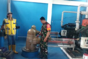 Antisipasi Bencana Banjir, Babinsa Pucangsawit Cek Kondisi Pintu Air Dan Mesin Pompa Air