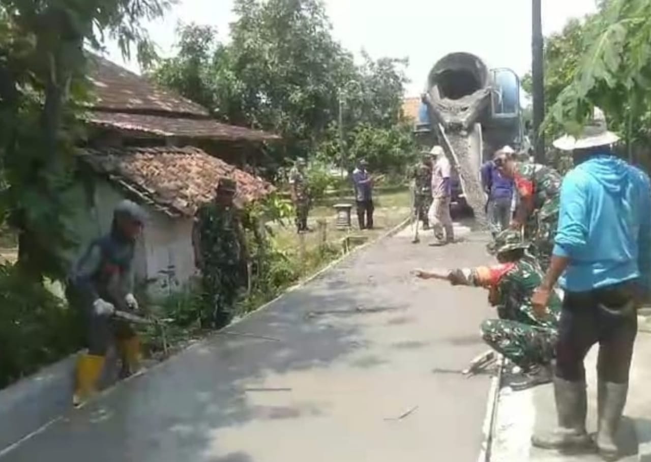 Babinsa Kerja Bakti Pengecoran, Jalan Desa Semakin Mulus