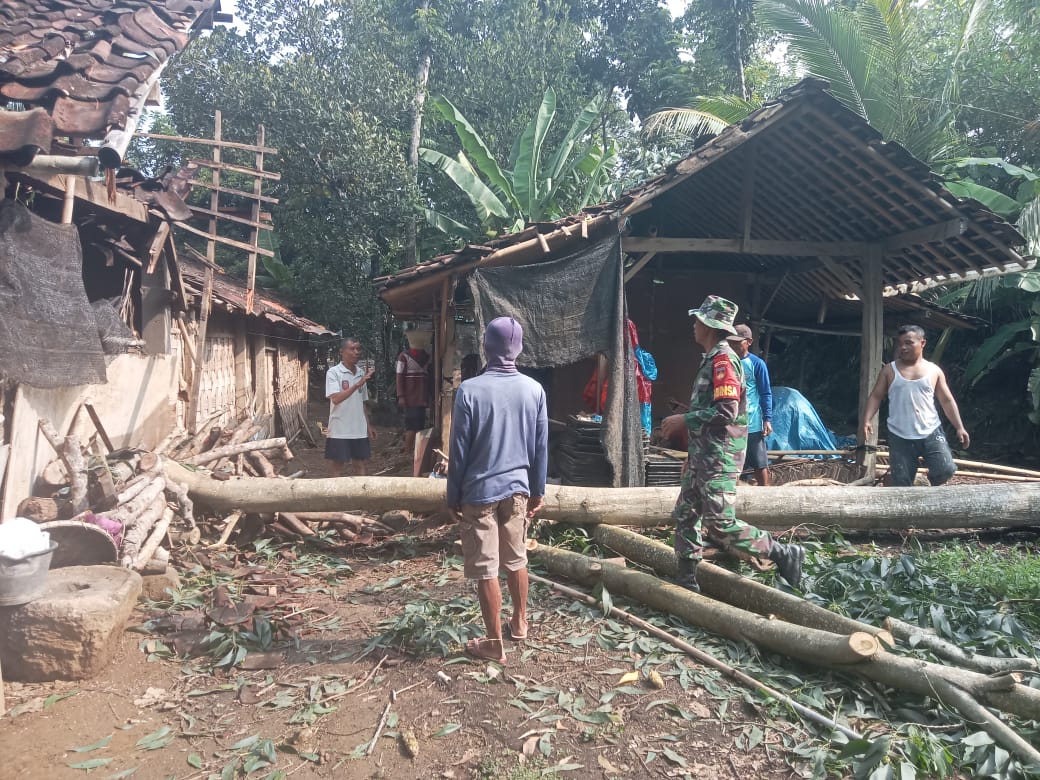 Babinsa Klego Dan Warga Evakuasi Pohon Tumbang Yang Timpa Rumah