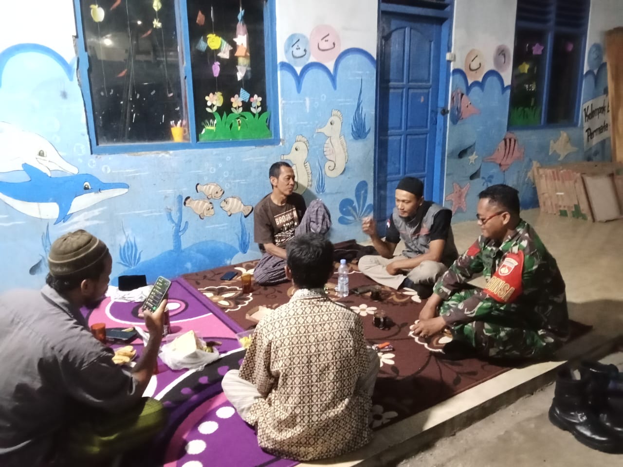 Babinsa Simo Laksanakan Komsos Dan Patroli Di Wilayah Binaannya