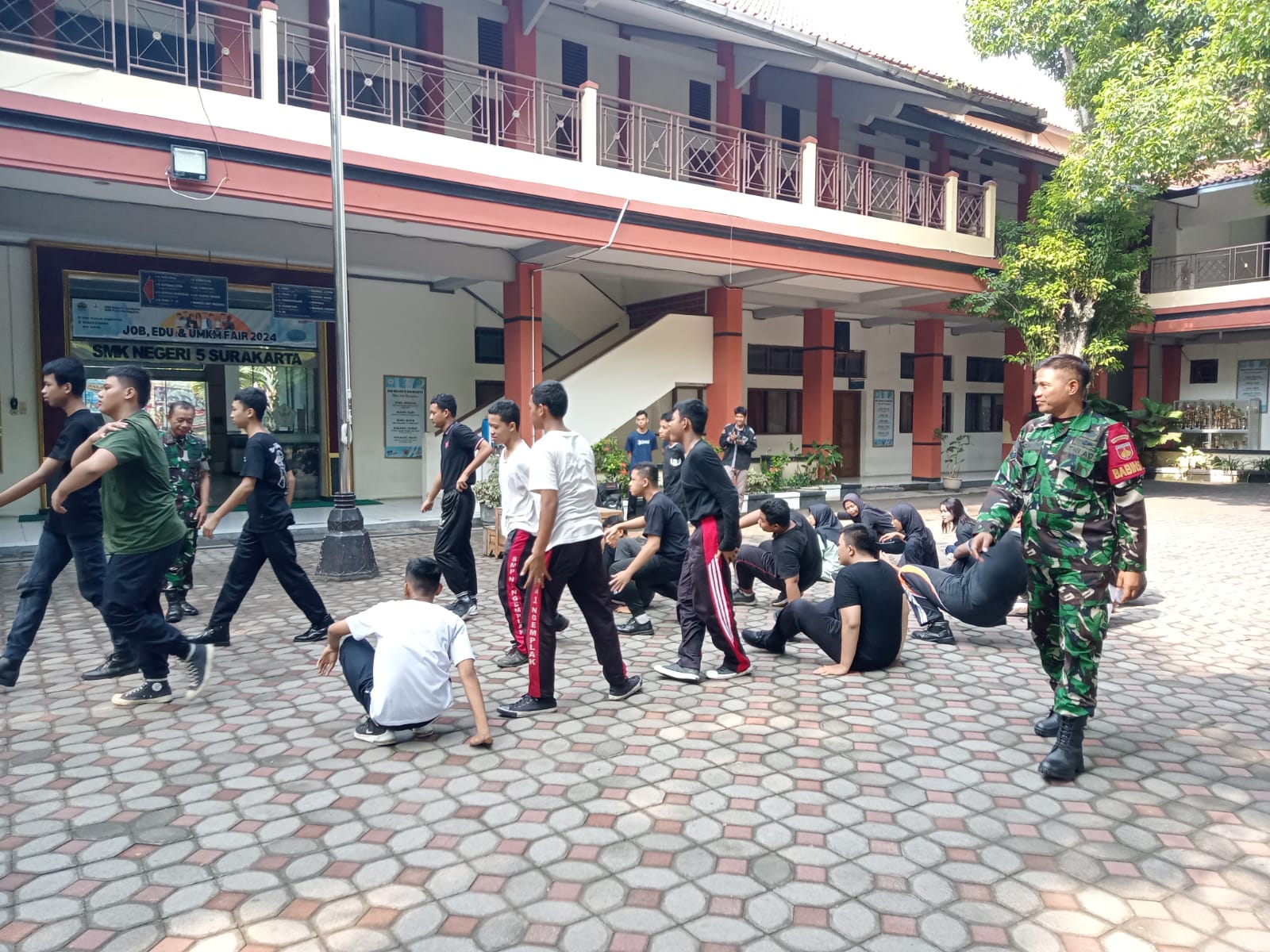 Bentuk Generasi Hebat Dan Tangguh, Danramil 01/Laweyan Berikan Pembekalan Wasbang Siswa SMKN 5 Surakarta