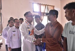 Bupati Raden Adipati Surya Serahkan Kartu BPJS Ketenagakerjaan Kepada Petani Sawit Way Kanan