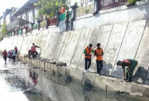 Cegah Terjadinya Banjir, Babinsa Keprabon Bersama Elemen Masyarakat Laksanakan Kerja Bakti Resik-resik Kali Pepe