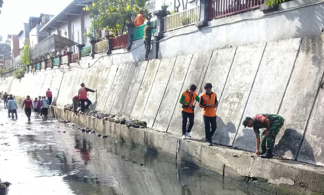 Cegah Terjadinya Banjir, Babinsa Keprabon Bersama Elemen Masyarakat Laksanakan Kerja Bakti Resik-resik Kali Pepe