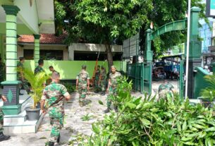 Cegah Terjadinya Pohon Tumbang, Koramil 02/Banjarsari Laksankan Kerja Bakti Perempelan Dan Pemotongan Ranting Pohon