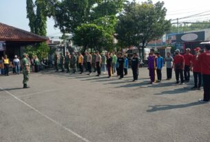 Ciptakan Lingkungan Sehat, Danramil Sambi Pimpin Pembersihan Pasar