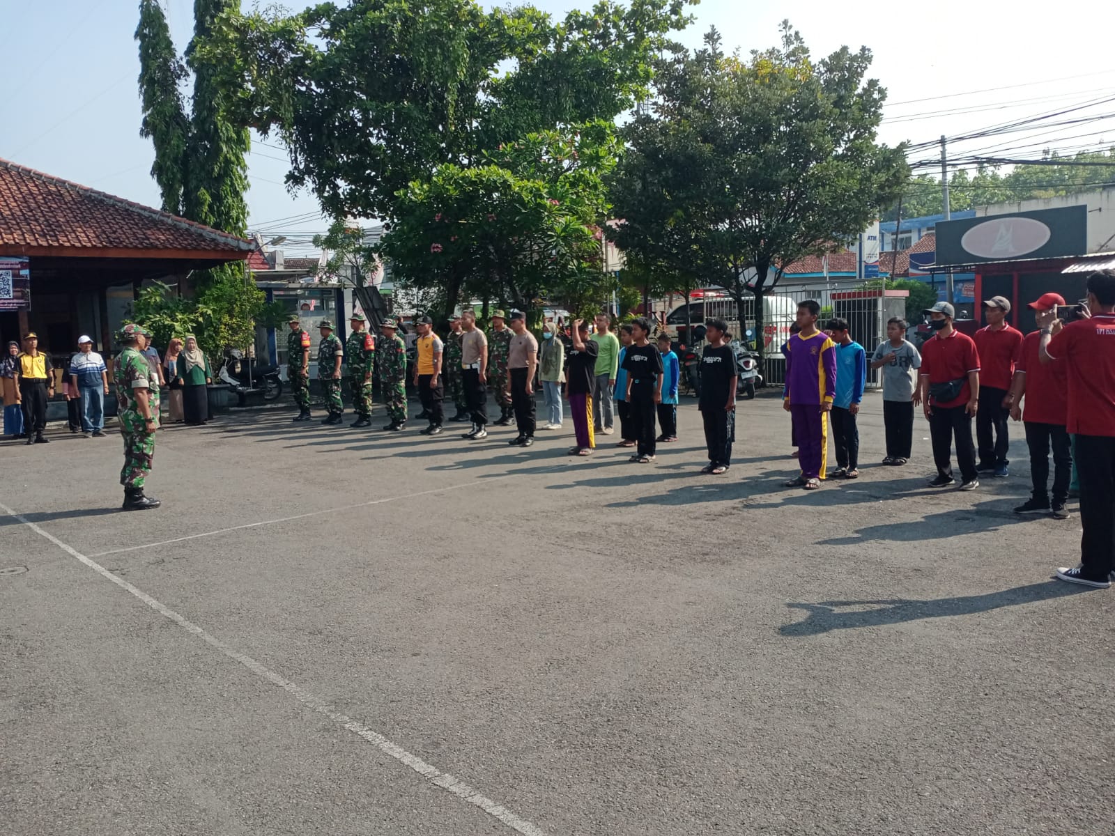 Ciptakan Lingkungan Sehat, Danramil Sambi Pimpin Pembersihan Pasar
