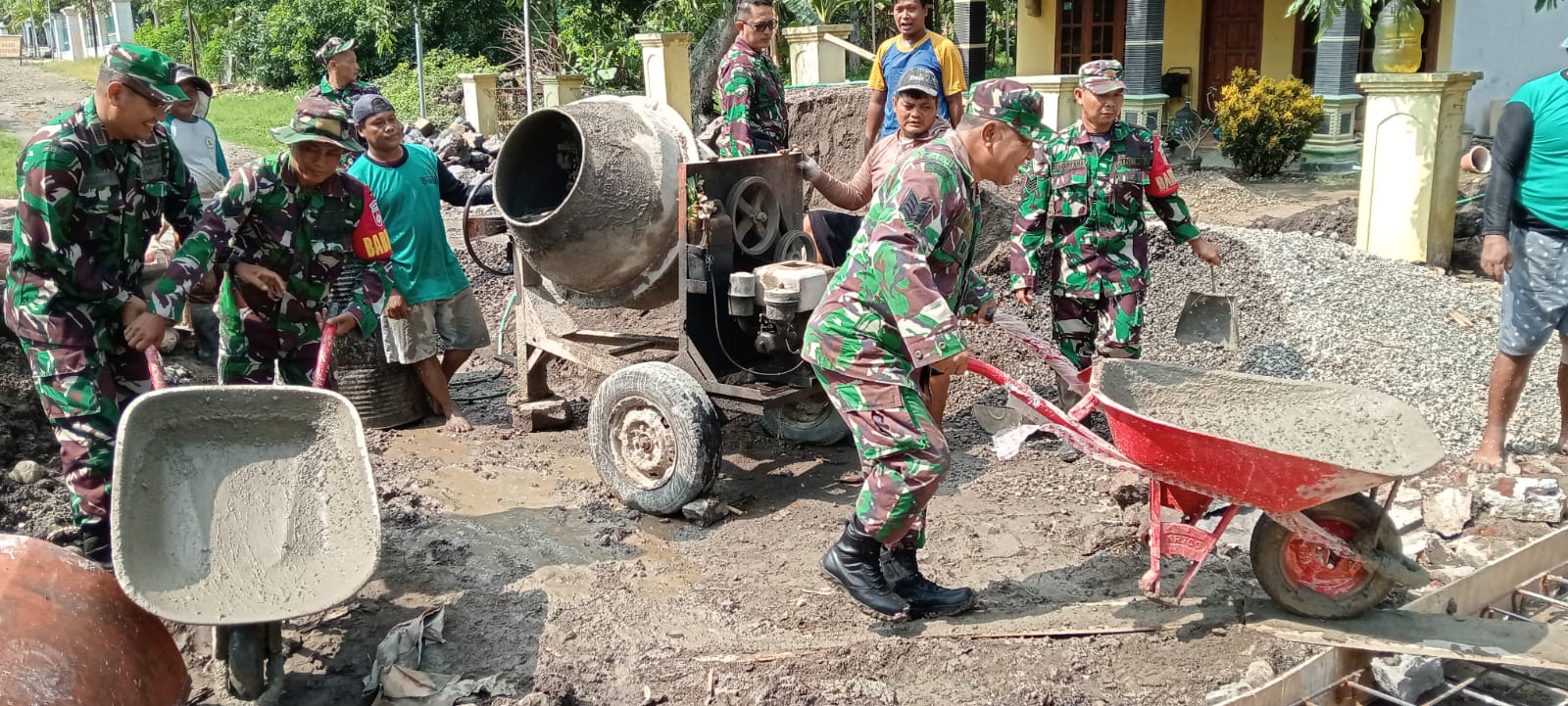 Danramil dan Anggota Bangun Jembatan Penghubung Antar Desa, Membuka Akses dan Mempererat Silaturahmi