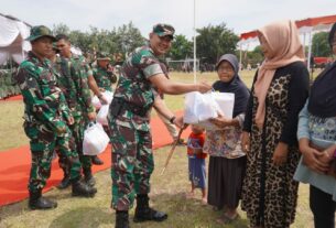 Pembagian Paket Sembako Warnai Penutupan TMMD Desa Pandeyan