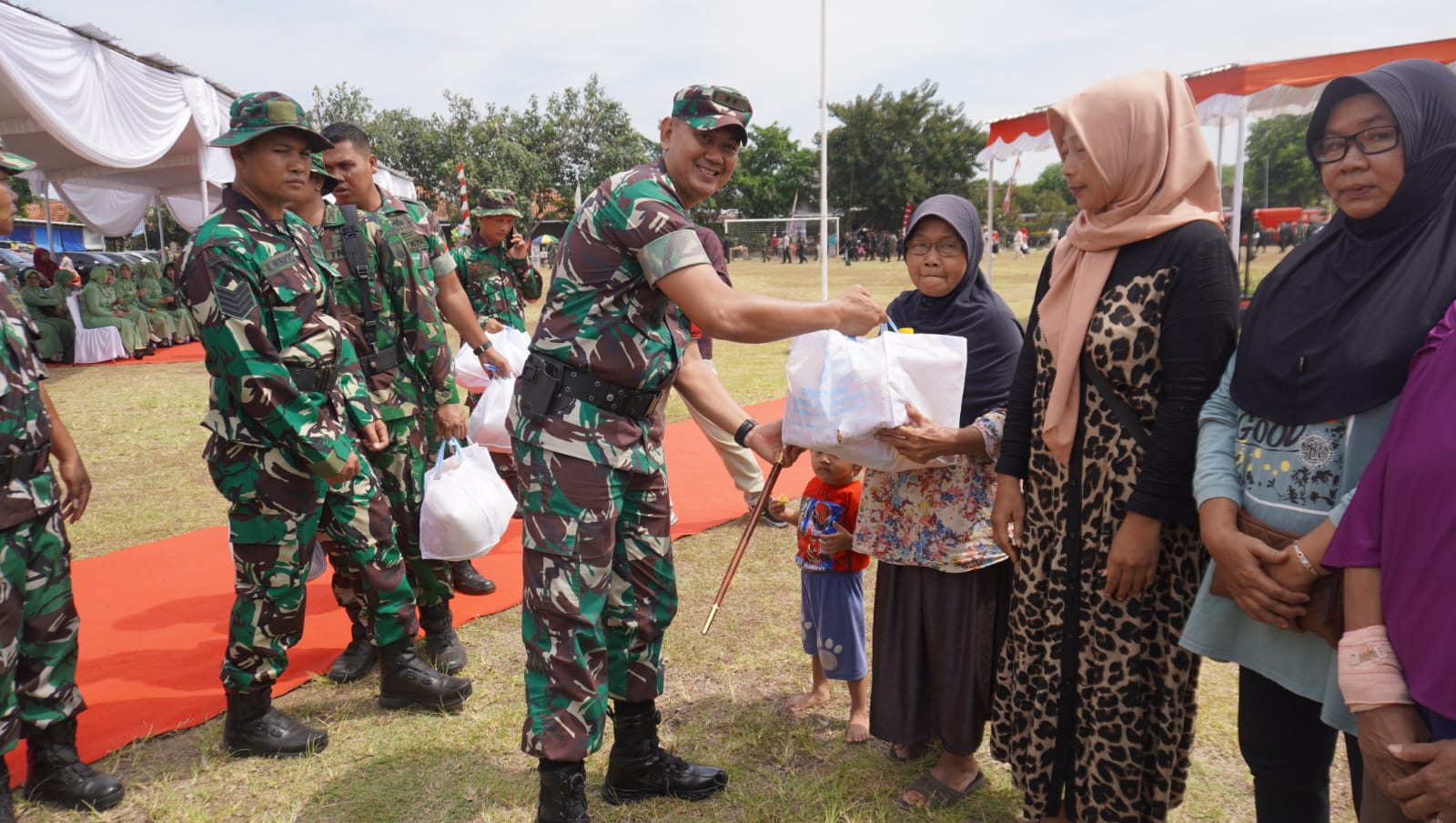 Pembagian Paket Sembako Warnai Penutupan TMMD Desa Pandeyan