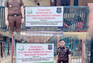 Kejari Lampura Pasang Plang Sita Aset Terpidana Korupsi, Mantan Kadiskes Maya Metisa.