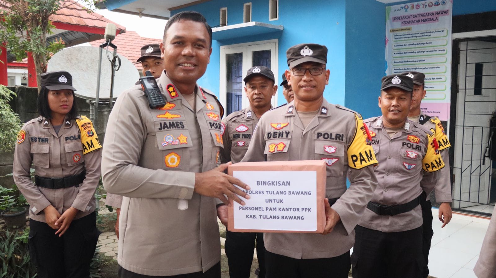 Kapolres Tulang Bawang Bagikan Bingkisan Untuk Personel Pengamanan di PPK