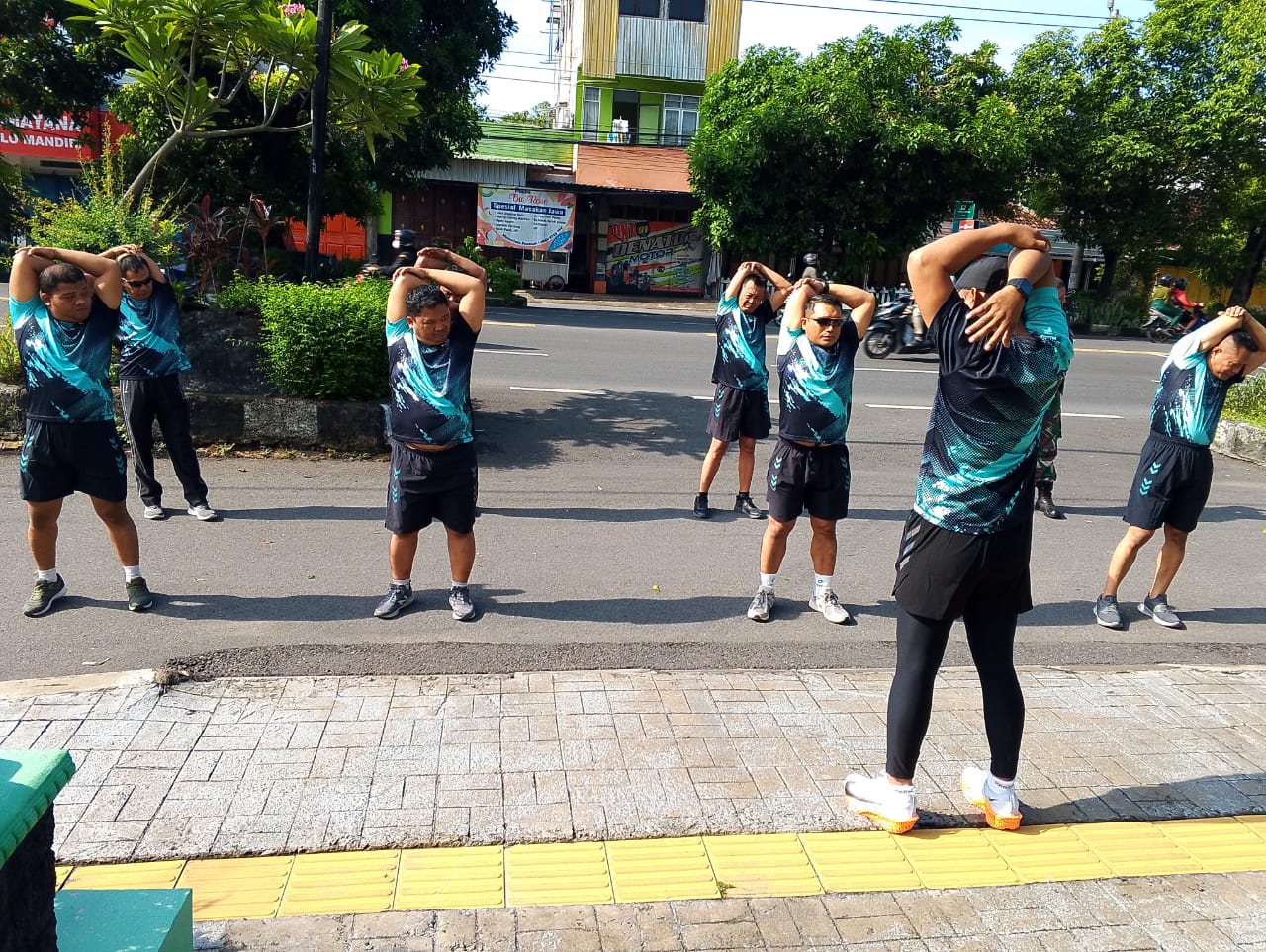 Jaga Kebugaran Dan Stamina Fisik, Koramil 04/Jebres Gelar Olah Raga Jalan Sehat Bersama