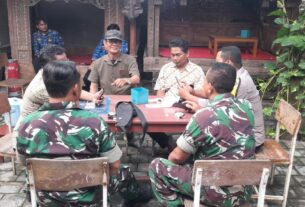 Jaga Kondusifitas Wilayah Jelang Pilkada, Babinsa Kelurahan Manahan Intensifkan Komsos Dan Patroli Keamanan