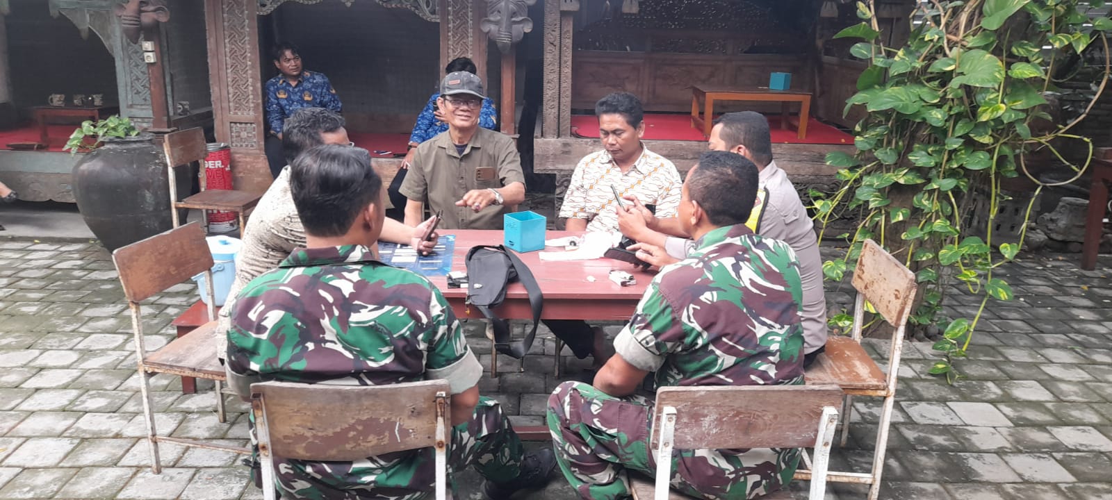 Jaga Kondusifitas Wilayah Jelang Pilkada, Babinsa Kelurahan Manahan Intensifkan Komsos Dan Patroli Keamanan