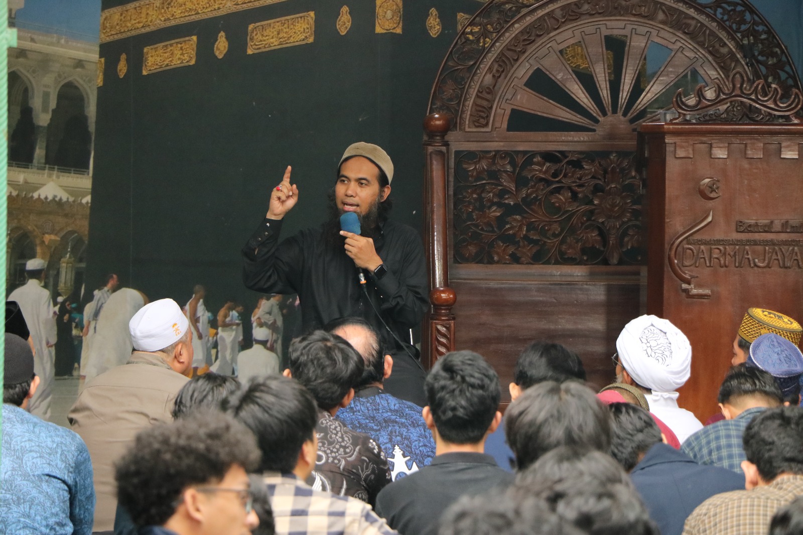 Kehadiran Ustaz Salman Al Jugjawy di BBQ 2024 IIB Darmajaya, Mahasiswa Diajak Menjadikan Al-Qur'an Pedoman Hidup