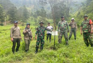 Koramil Selo Lakukan Perawatan Dan Penanaman Pohon di Tuk Babon