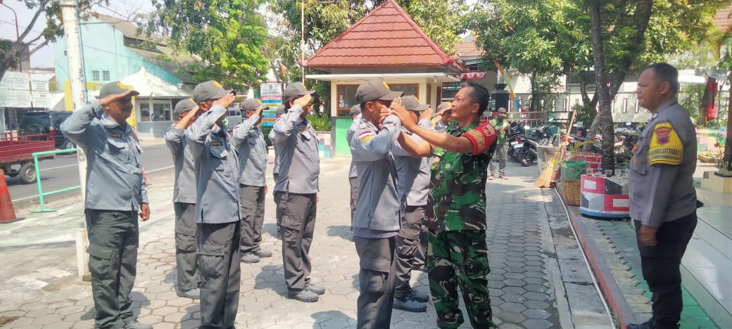 Mantapkan Kedisiplinan Linmas, Babinsa Dan Bhabinkamtibmas Purwodiningratan Bersenergi Berikan Pelatihan PBB