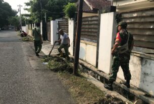 Peduli Kebersihan Lingkungan, Babinsa Kepatihan Wetan Bersama Linmas Dan Tim Saberling Kerja Bakti Bersihkan Selokan Air