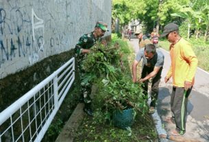 Peduli Lingkungan, Babinsa Pucangsawit Bersama Warga Gelar Kerja Bakti Bersihkan Jalan