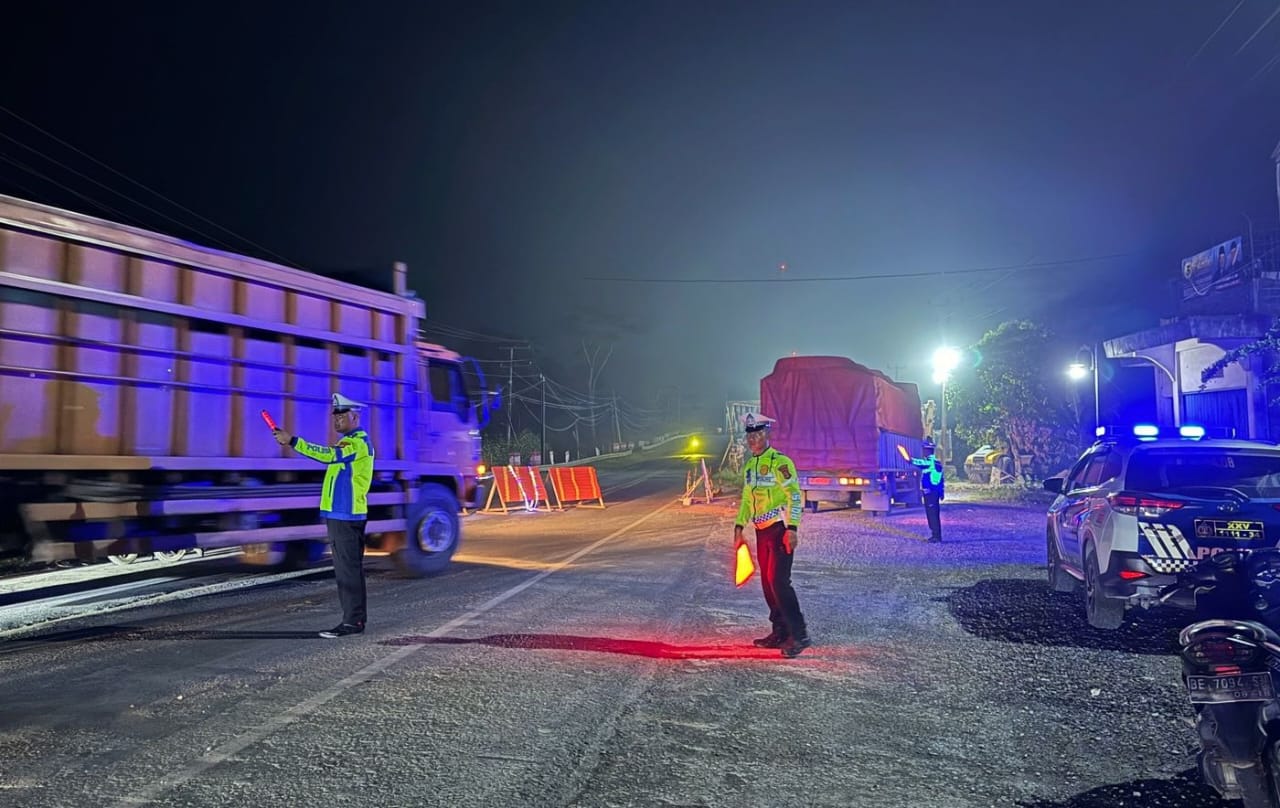 Perbaikan Jembatan Way Pidada, Kasat Lantas Polres Tulang Bawang Imbau Kendaraan Diatas 25 Ton Lewat Jalan Tol