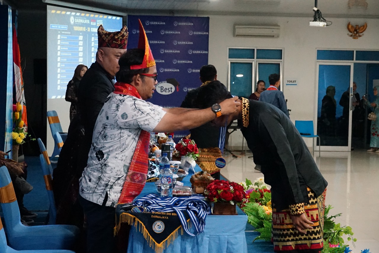 Prestasi Gemilang dan Nuansa Nusantara Warnai Yudisium Filkom dan Fakultas DHP IIB Darmajaya 2024