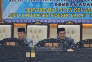 Rapat paripurna dengan agenda penyampaian Nota ke uangan rencana peraturan daerah.