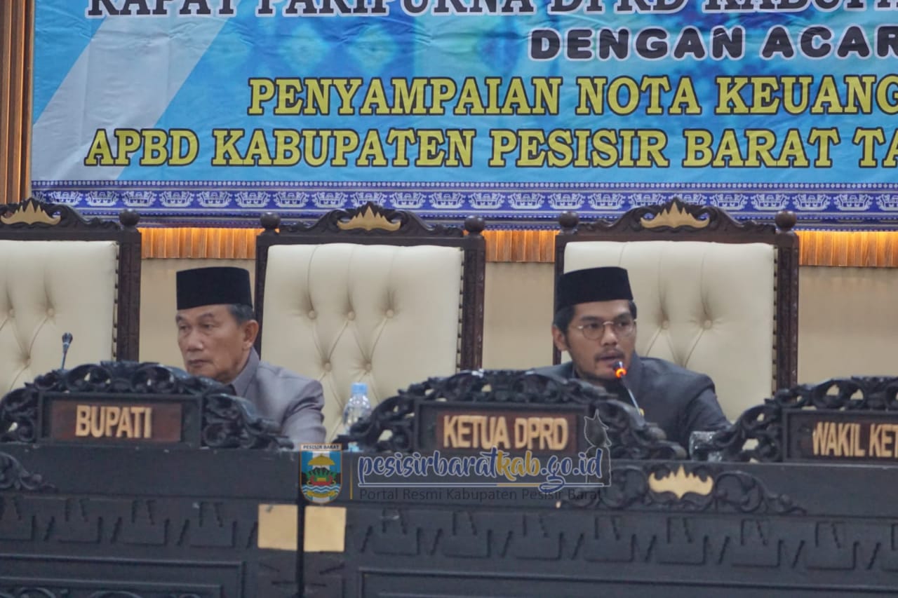 Rapat paripurna dengan agenda penyampaian Nota ke uangan rencana peraturan daerah.