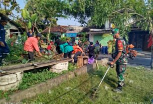 Tumbuhkan Kesadaran Masyarakat Pentingnya Kebersihan, Babinsa Gilingan Pelopori Kerja Bakti Bersama Warga