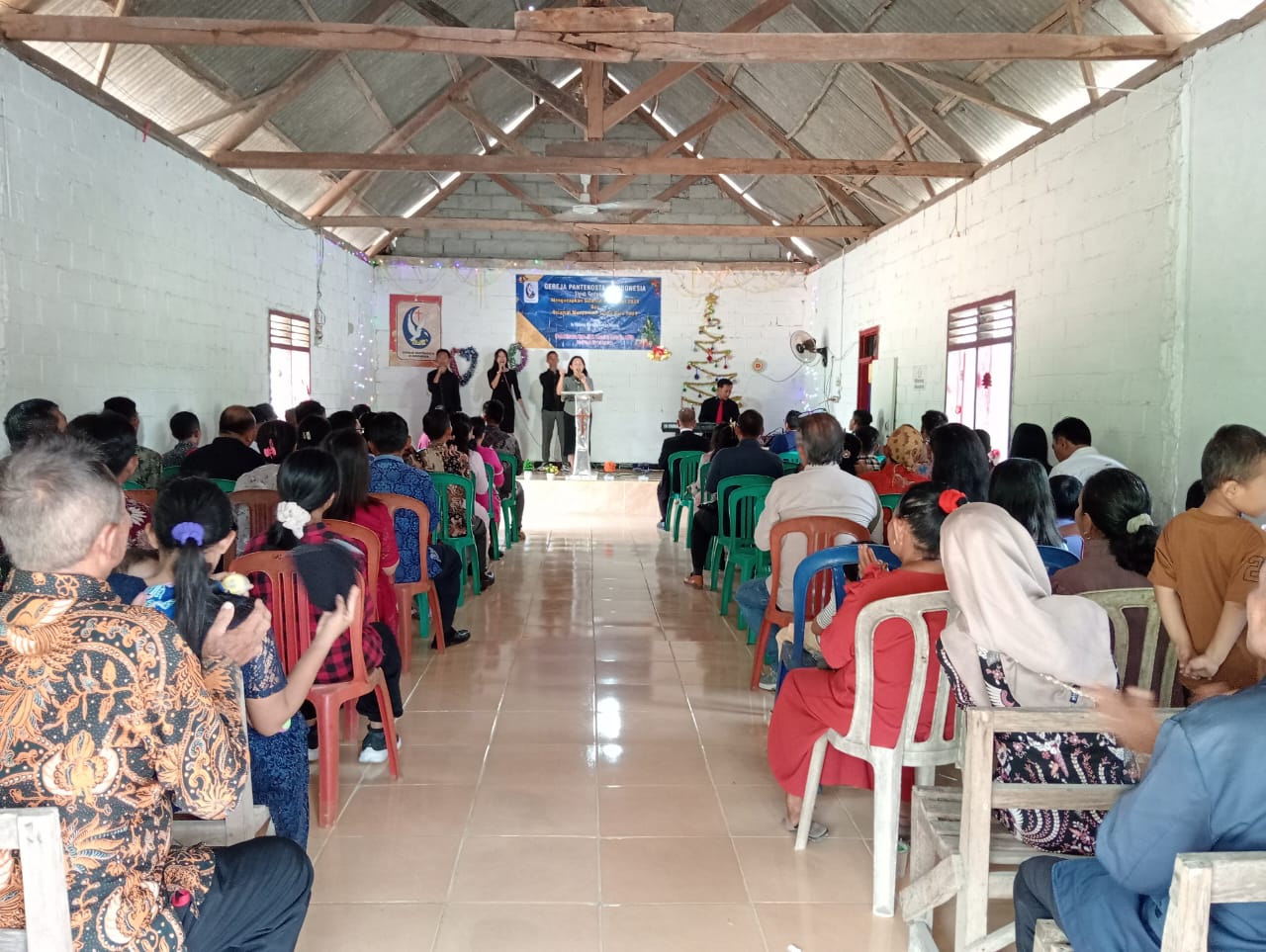 Anggota Polsek Tumijajar Laksanakan Pengamanan Ibadah dan Perayaan Natal 2024 di Gereja Kecamatan Tulang Bawang Udik