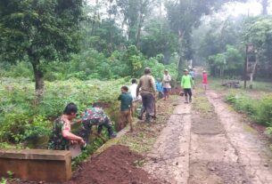 Babinsa Andong Gotong Royong Bersihkan Parit Bersama Warga
